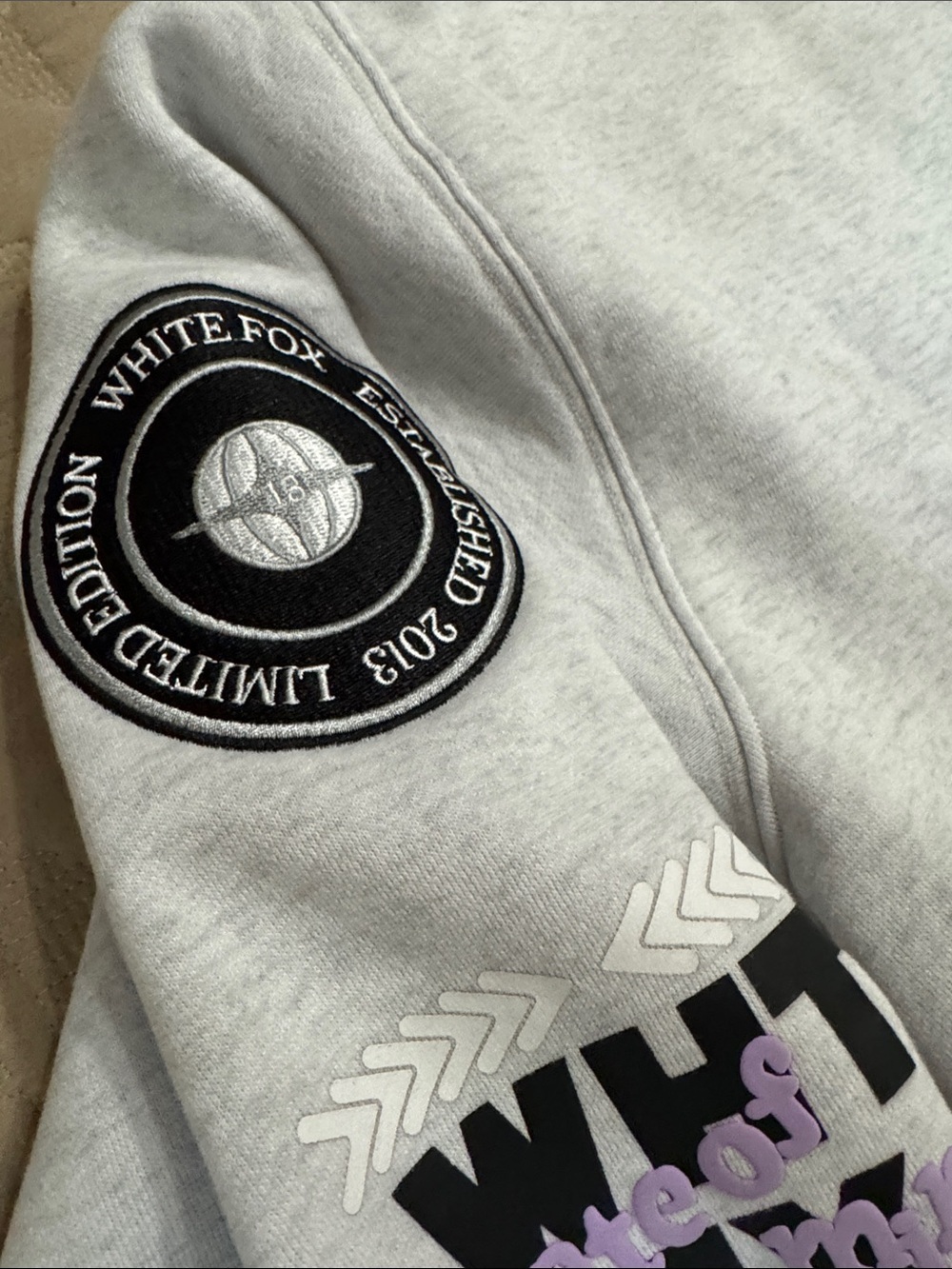 White Fox Patch Crewneck Sweatshirt in Light Gray and Purple M/L - Picture 5 of 6